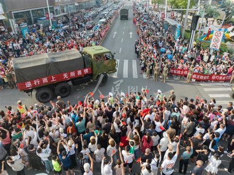 天津：群众自发送别参加抗洪的武警官兵-人民图片网