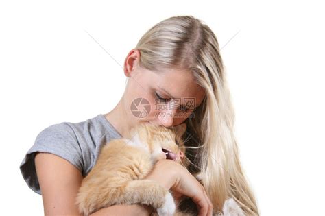 带着可爱的猫女人在高清图片下载-正版图片503063027-摄图网