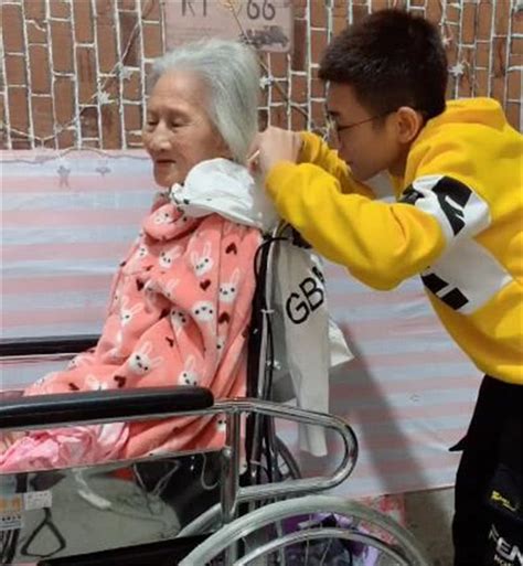 90岁老奶奶瘫痪在床，儿女相互踢皮球，15岁孙子照顾她三年