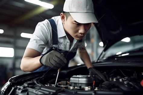 修理和检查汽车的汽修工人高清图片下载-正版图片600002979-摄图网
