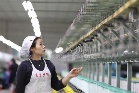 四川广安：纺织女工“织绸”忙-人民图片网