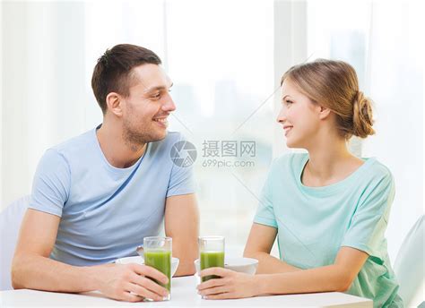 食物,家,夫妇幸福的微笑的夫妇家里吃早餐高清图片下载-正版图片300806751-摄图网