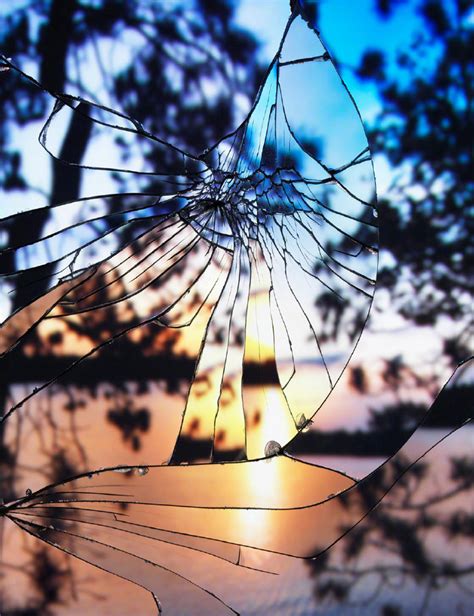 破镜/傍晚的天空：透过破碎的镜子反射的日落
