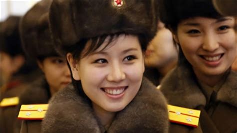 朝鲜牡丹峰女子乐团抵京 靓丽成员受访时笑容迷人_3DM单机