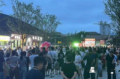 在日照星河iCO购物公园内，南溪潭公园已经启用，音乐喷泉+水幕电影吸引着市民前来打卡。