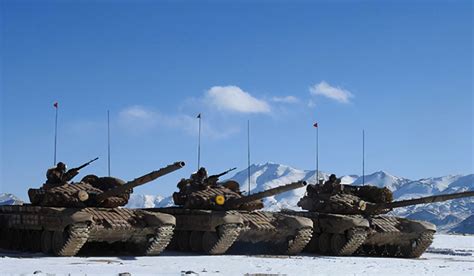 印方发布据称是中印边境坦克对峙照片 中方形成数量优势_凤凰网资讯_凤凰网