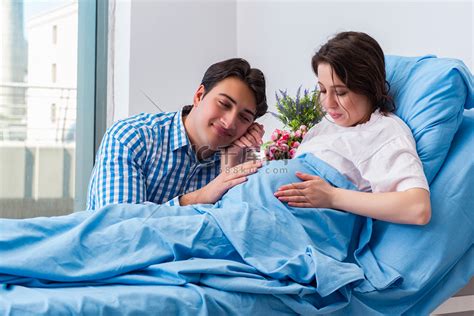 有爱心的丈夫去医院看望怀孕的妻子高清摄影大图-千库网
