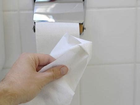 美女上厕所忘带手纸，这个解决方式真的辣眼睛！