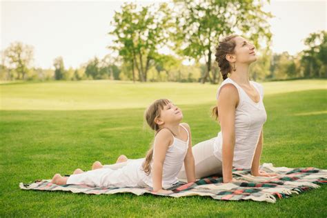 年轻的健身女子在城市公园练习瑜伽产后瑜伽产后瑜伽户外瑜伽图片下载 - 觅知网