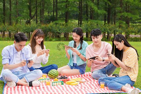 大学生野餐玩手机游戏高清图片下载-正版图片501330687-摄图网