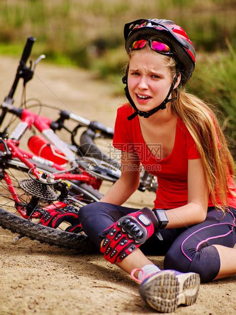 骑自行车的女孩女孩骑自行车女孩从自行车上摔下来骑自行车的女孩因膝盖受伤而保持自我女高清图片下载-正版图片504948189-摄图网