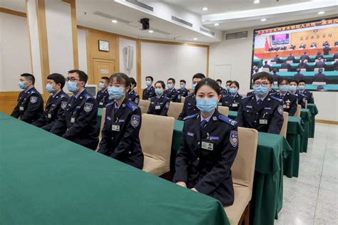 北京市公安局举行警务辅助人员统一服装授予标识颁发证件仪式_北京日报网