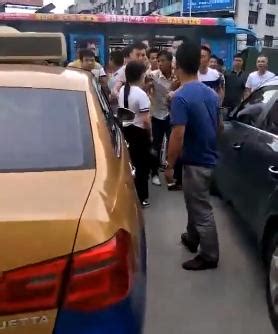 湖南娄底警方通报“人贩子遭围攻”：系抱起小孩让车_凤凰资讯