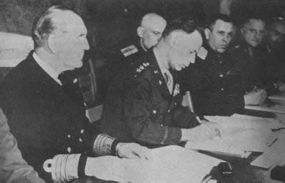 1943年9月3日，盟军和意大利在西西里岛的锡拉库扎附近举行了受降仪式。图为意大利代表签署投降文件-中国抗日战争-图片