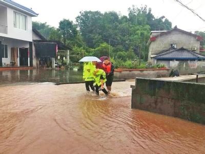 柳江古镇老人被洪水围困 水中一站三四小时 民警救人泡烂鞋底_四川在线