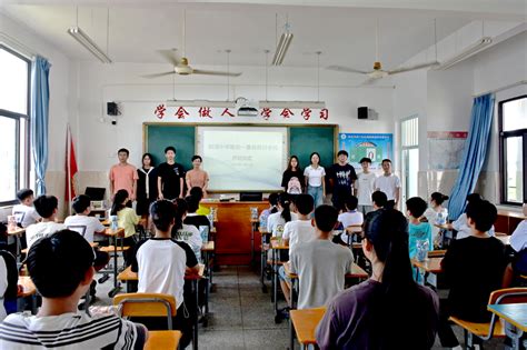 怡峰社区：假日学校开展硬笔书法培训课