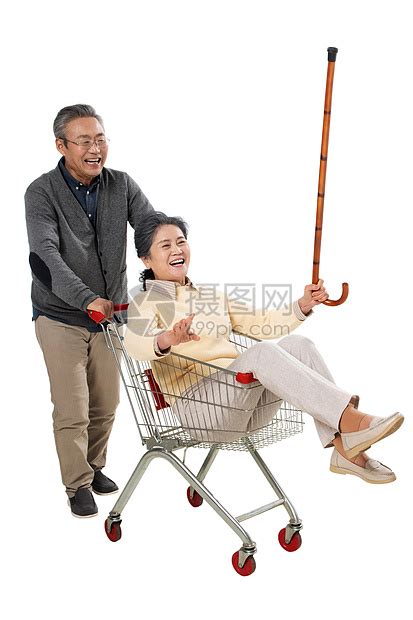 快乐老人推着坐在购物车里的老伴高清图片下载-正版图片507658879-摄图网
