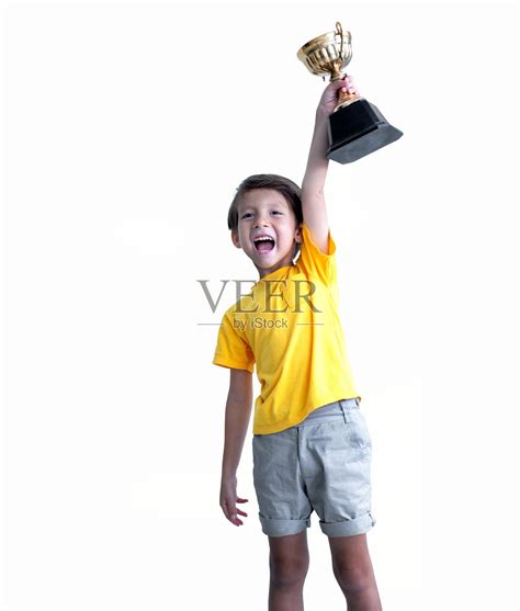 兴高采烈的男孩拿着奖杯照片摄影图片_ID:377002998-Veer图库