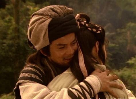 四版乔峰阿朱相拥抱的图片, 哪一家的最幸福甜蜜?_版本