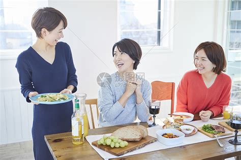 女人们和朋友一起吃饭高清图片下载-正版图片502187325-摄图网