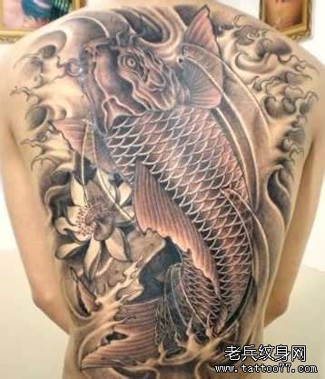 美女肩背彩色鲤鱼与莲花纹身图案