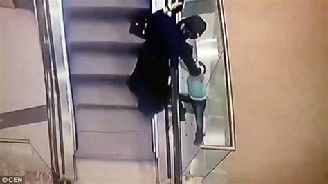 熊孩子系列:5岁女童在电梯旁玩耍被扶手带卷走 摔下两层楼 - 投诉曝光 - 中国网•东海资讯