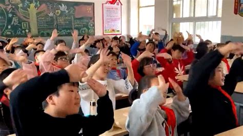 小学音乐老师带学生跳动感课桌舞：为活跃气氛调动孩子们的积极性_腾讯视频