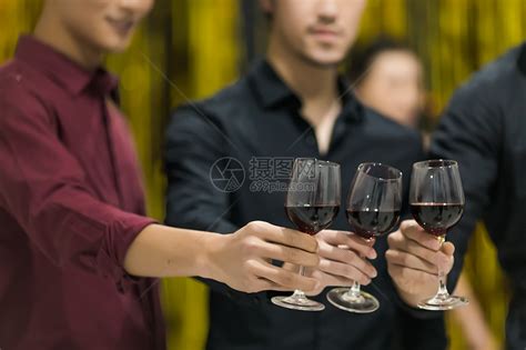宴会上喝酒干杯高清图片下载-正版图片500810642-摄图网