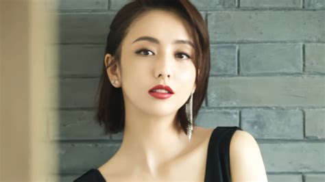梨涡浅笑甜美女生头像