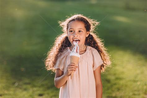 吃冰激凌的小女孩高清图片下载-正版图片502701305-摄图网