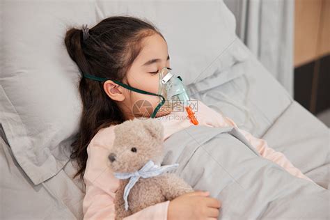 生病的小女孩住院带呼吸仪高清图片下载-正版图片502369385-摄图网