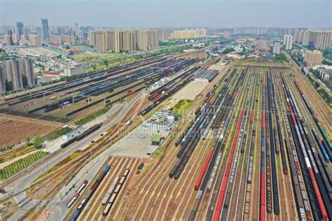 郑州：畅通货运枢纽 保障生产生活物资运输-人民图片网