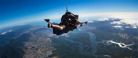近4千米高空跳伞 以色列爱好者表演“御风飞翔” _深圳新闻网