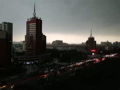 北京雷电大风冰雹暴雨四预警齐发 海淀上空乌云翻滚-天气图集-中国天气网