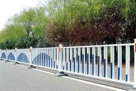 定 制蓝白喷塑隔离道路市政栏杆 交通安全隔离型锌钢市政护栏-阿里巴巴