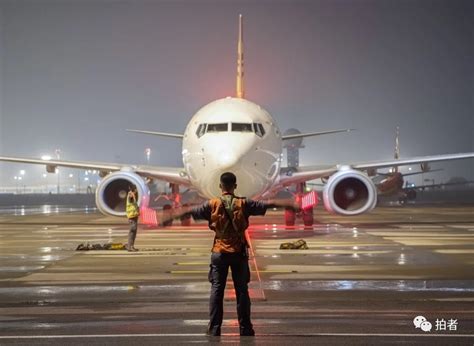 温州龙湾国际机场机务人员烈日下作业 确保飞机安全放行......-新闻中心-温州网