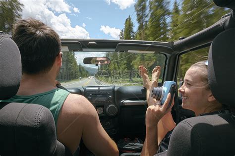 美国科罗拉多州布雷肯里奇市一名年轻女子带着即时照相机和男友一起驾车上路高清图片下载-正版图片501884514-摄图网