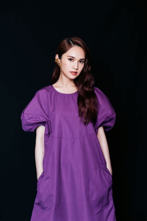 杨丞琳穿紫色蓬蓬裙慵懒甜美 优雅卷发更添小女人妩媚