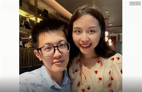 余文乐妻子晒女儿熟睡照 包裹在襁褓中身材显娇小_手机新浪网