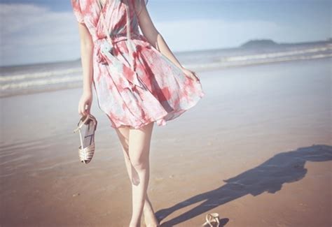 海滩边漂亮唯美女生图片_QQ图片网