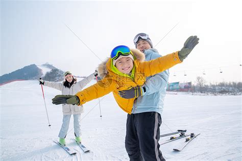 一家人一起去滑雪场滑雪高清图片下载-正版图片501904610-摄图网