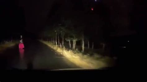 灵异事件：男子深夜开车回家，半路遇见一红衣“女鬼”，监控拍下可怕一幕_腾讯视频