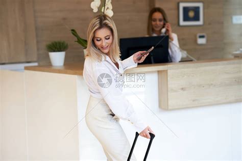 旅馆前台接待员和女商人照片高清图片下载-正版图片506313999-摄图网