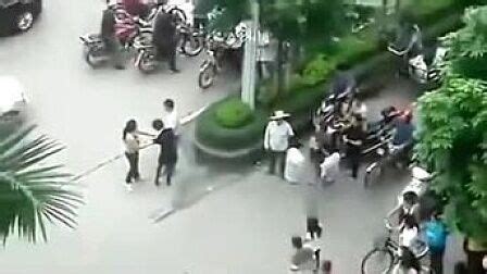 安徽六安一女子在奥迪车内被殴打扒衣 警方：感情纠纷_手机新浪网