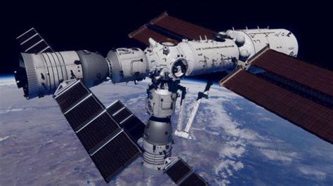 宇航员在维修空间站，距离地面400千米，地球和空间站同框真的很#探索宇宙 #空间站 #宇航员_腾讯视频