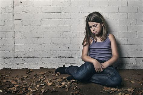 气愤！13岁女孩被邻居强奸产子，哪些信号可以暗示孩子已遭性侵？|性侵|孩子|女孩_新浪新闻