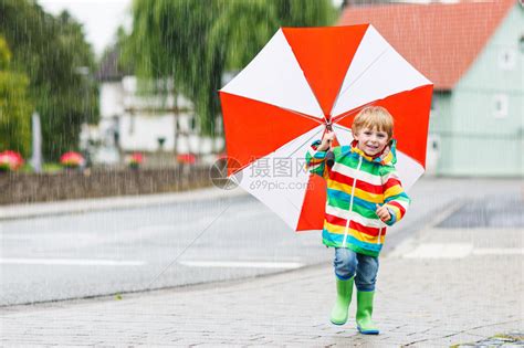 小孩子在雨天的时候高清图片下载-正版图片504830112-摄图网