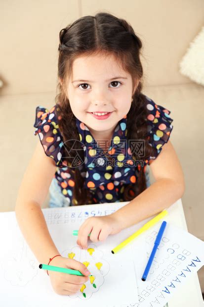可爱的小女孩做家庭作业特写以家庭高清图片下载-正版图片507231250-摄图网
