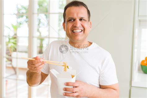 中年男人吃东西时家里的面条和高清图片下载-正版图片506096233-摄图网