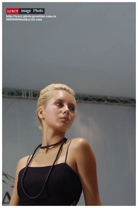 28岁乌克兰模特Karolina：颜值天花板，身材满天星-搜狐大视野-搜狐新闻